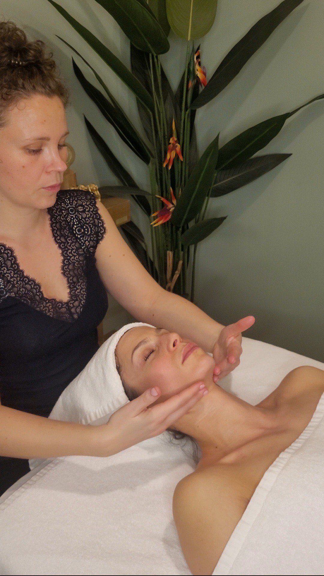 Emmanuelle Bollmeier pendant un massage du visage